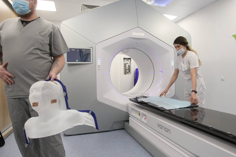 Медицинский персонал готовит к работе установку лучевой терапии высокой точности Varian Halcyon в Нижегородском областном клиническом онкологическом диспансере