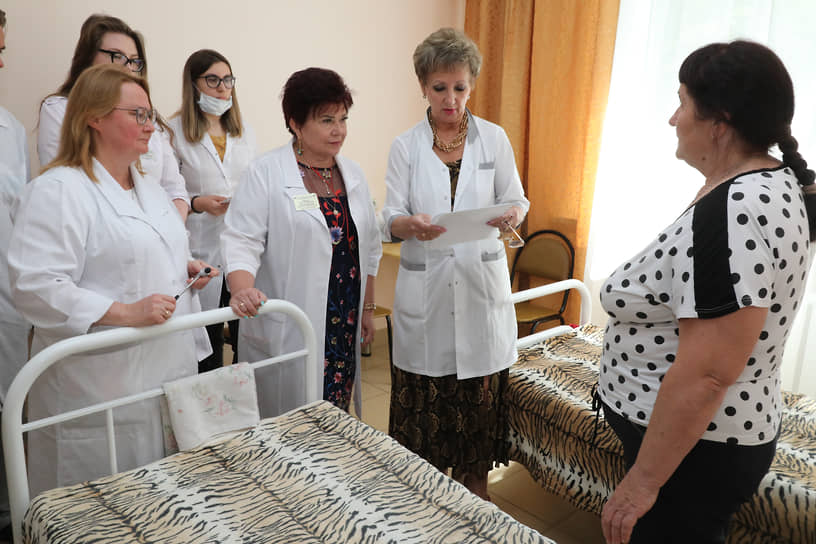 Заведующая неврологическим отделением, кандидат медицинских наук, заслуженныи врач РФ Елена Паршина