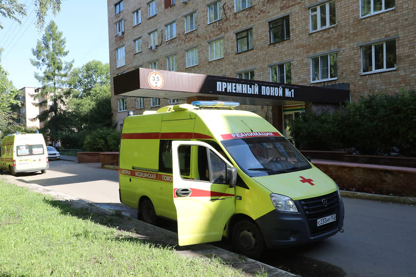 Автомобиль скорой помощи у приемного отделения №1