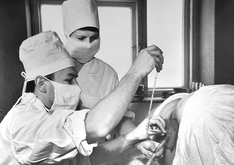 Измерение ликворного давления при спинномозговой пункции. Работает нейрохирург Валерий Хоменок