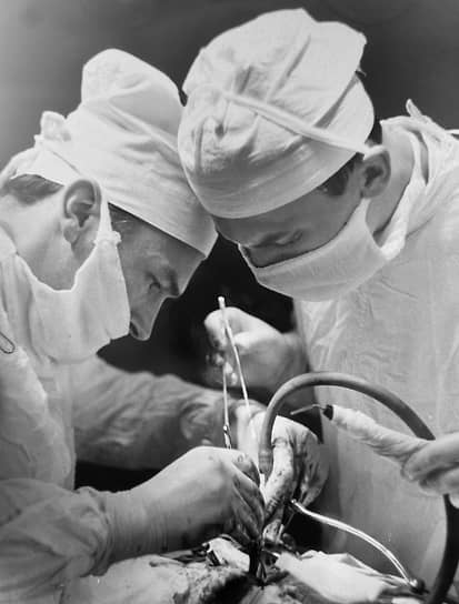 В офтальмохирургической операционной