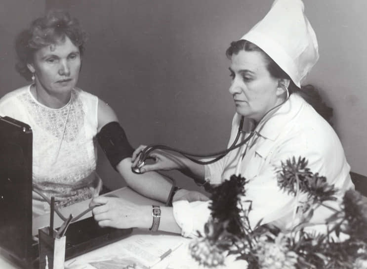 Измерение артериального давления в кабинете терапевта приемного покоя