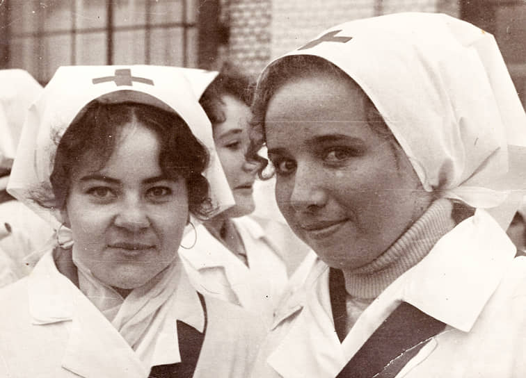 Медсестры отделения неврологии во время первомайской демонстрации