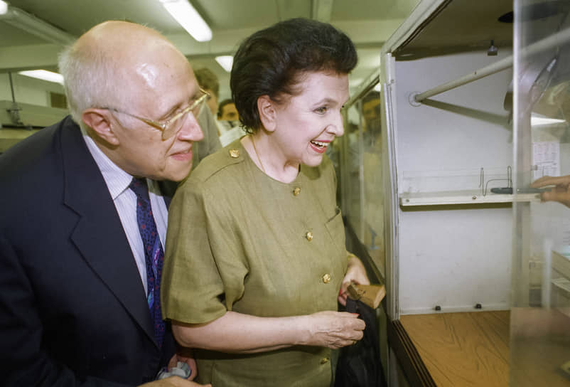 Июнь 1998 года. Мстислав Ростропович и Галина Вишневская во время торжественного запуска алмазно-бриллиантового производства в бывшей столовой Ядерного центра ВНИИЭФ
