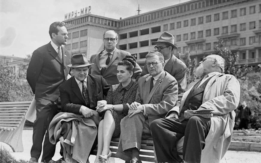 1962 год. I фестиваль «Современная музыка». Музыканты у гостиницы &quot;Россия&quot; на Волжском откосе, слева направо: Израиль Гусман, Тихон Хренников, Мстислав Ростропович, Галина Вишневская, Дмитрий Шостакович, Аркадий Нестеров, Александр Касьянов