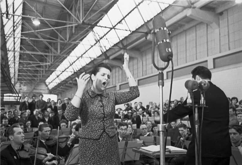 1962 год. I фестиваль «Современная музыка». Вишневская Галина во время выступления в цехе Горьковского Автозавода