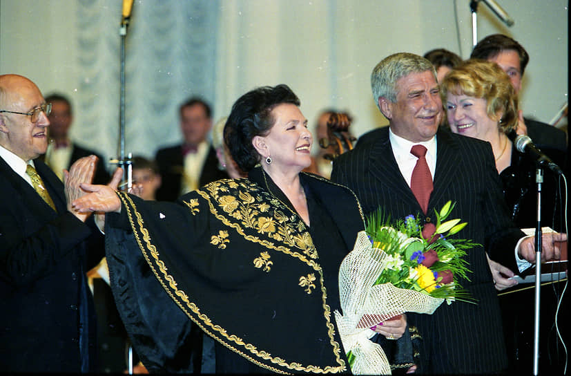 Июнь 2002 года. Губернатор Геннадий Ходырев (второй справа) вручил Галине Вишневской накидку во время церемонии закрытия VII Сахаровского фестиваля
