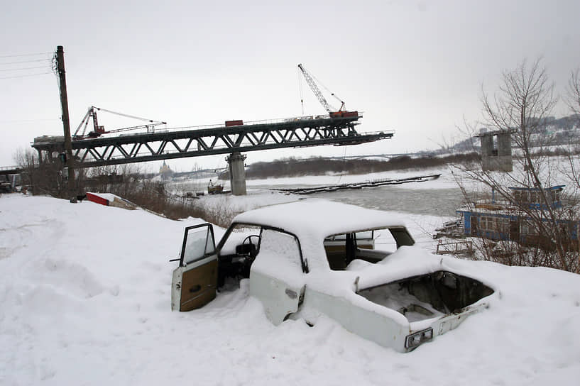 Март 2006 года. Вид на строящийся метромост с левого берега Оки