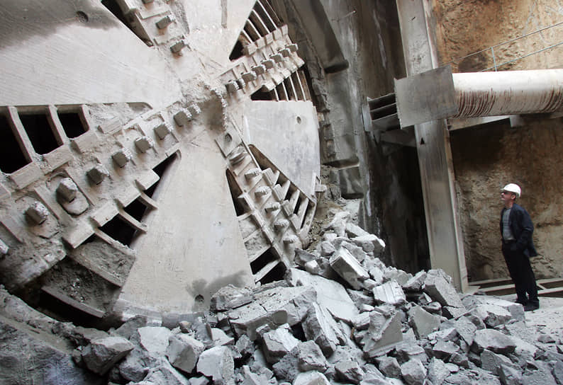 Выход проходческого щита на поверхность у станции «Горьковская»