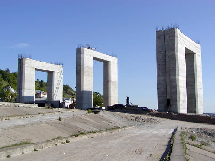 Август 2002 года. Строительство опор метромоста в районе улицы Черниговской