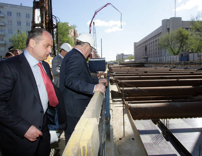 Май 2011 года. Сити-менеджер Нижнего Новгорода Олег Кондрашов осматривает строительство станции «Горьковская»