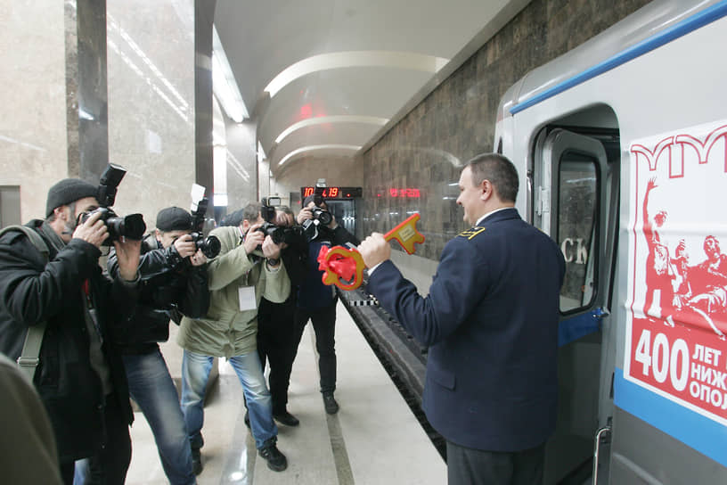 Ноябрь 2012 года. Фоторепортеры снимают машиниста первого поезда с ключом от станции «Горьковская»