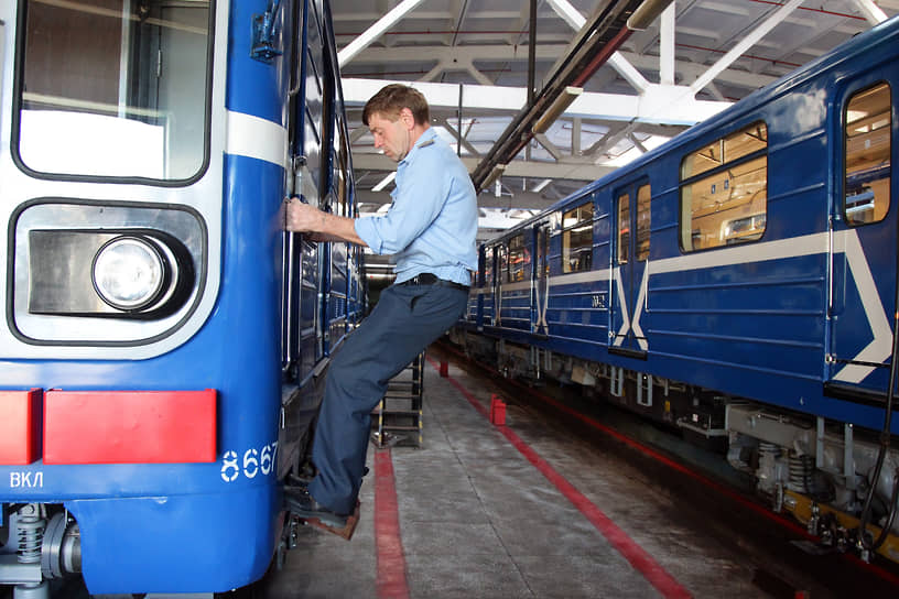 Июнь 2016 года. Машинист вылезает из кабины поезда, прибывшего в депо