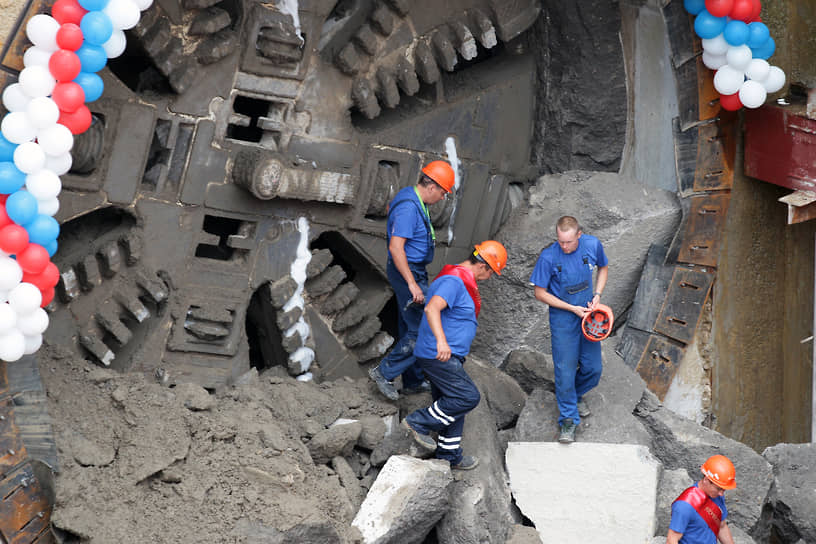 Август 2016 года. Выход на поверхность проходческого щита при строительстве перегонного тоннеля до станции «Стрелка»