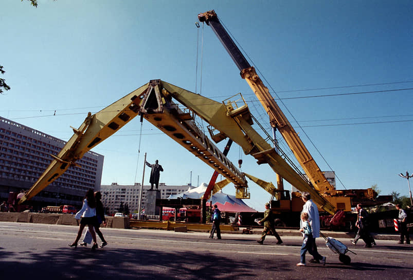 Сентябрь 1999 года. Демонтаж козлового крана, ранее установленного на площади Ленина для строительства станции «Ярмарка»