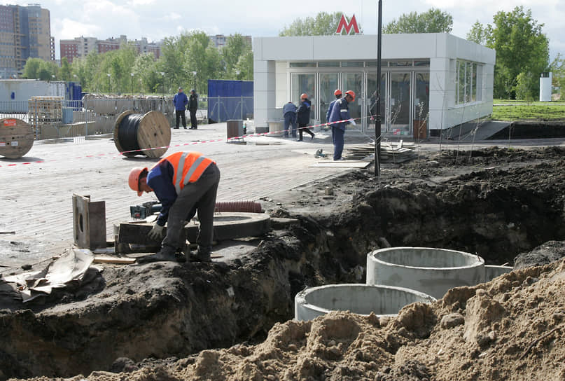 Июнь 2018 года. Монтажные работы у входа на станцию «Стрелка»