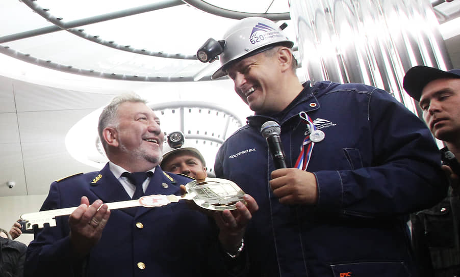 Июнь 2018 года. Открытие станции «Стрелка». Генеральный директор ООО СК «УС-620» Владислав Костенко (справа) вручает ключ от станции директору МП «Нижегородский метрополитен» Олегу Яушеву