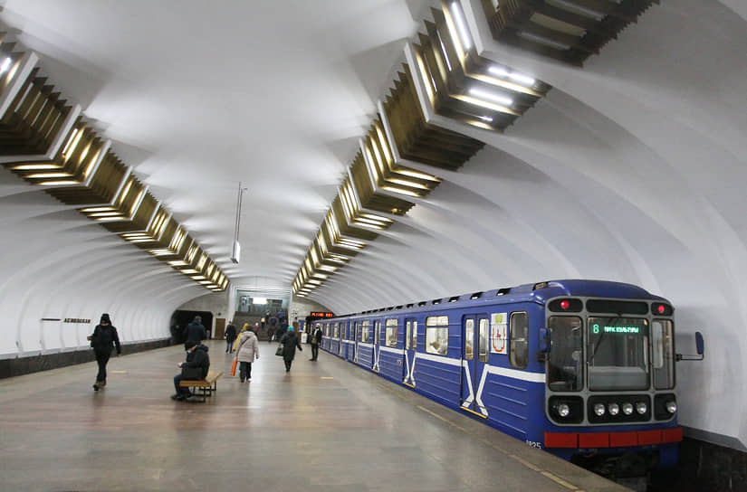 Поезд уходит со станции «Ленинская». Именно отсюда началось строительство первой линии Горьковского метро