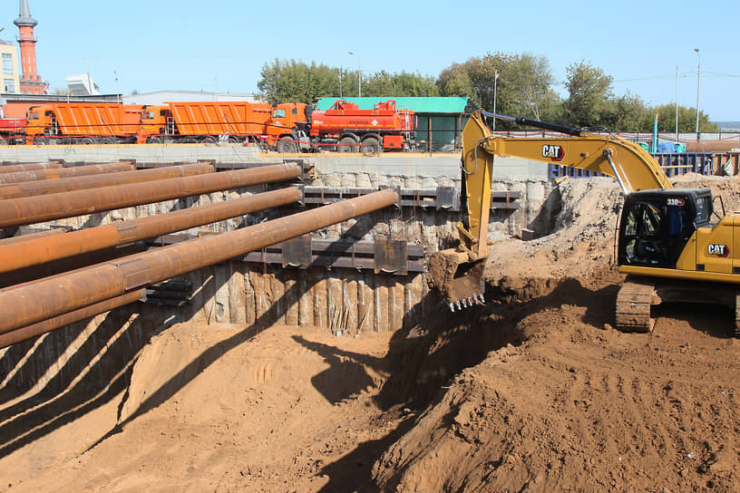 Сентябрь 2023 года. Экскаватор роет котлован для станции «Сенная»