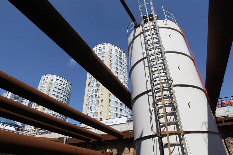 Вид на высотные жилые дома из котлована станции «Сенная»