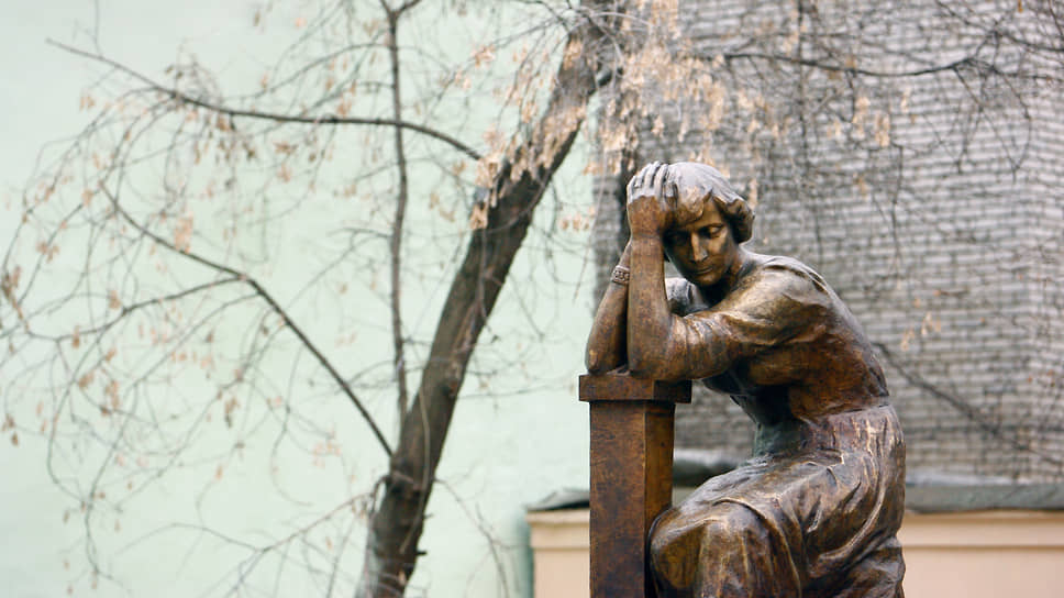 Памятник поэтессе Марине Цветаевой у ее Дома-музея в Москве
