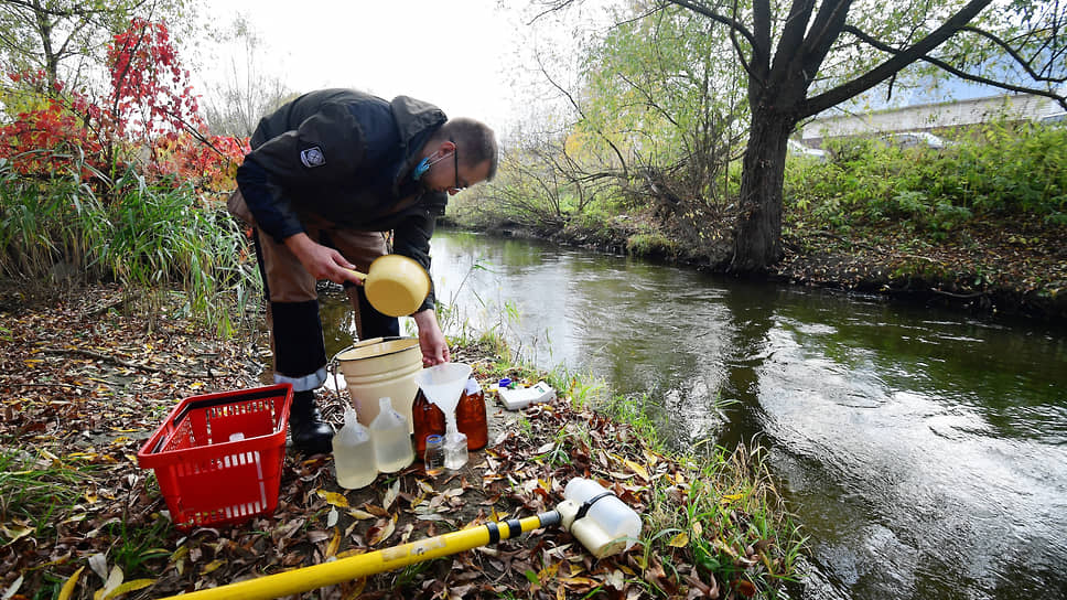 Сотрудник Росгидромета отбирает пробы поверхностных вод суши