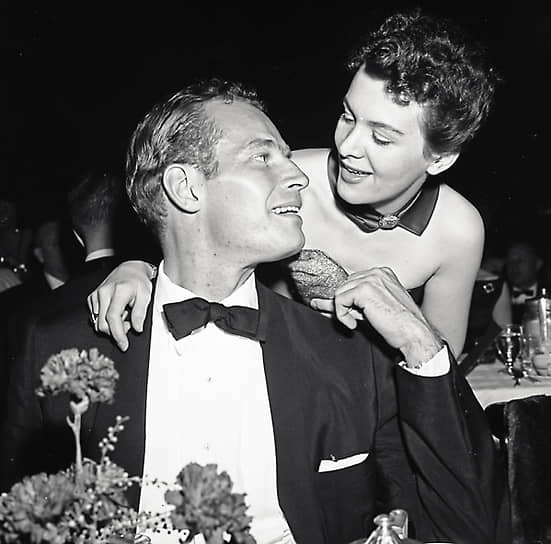 Актер Чарлтон Хестон с женой Лидией на ужине премии Гильдии режиссеров Америки в Лос-Анджелесе, Калифорния, 1955 год