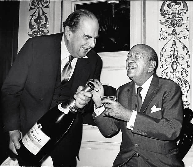 Открытие бара Ноэла Кауарда в театре «Феникс». На фото актер Роберт Морли наливает бокал шампанского Ноэлу Кауарду, 1969 год