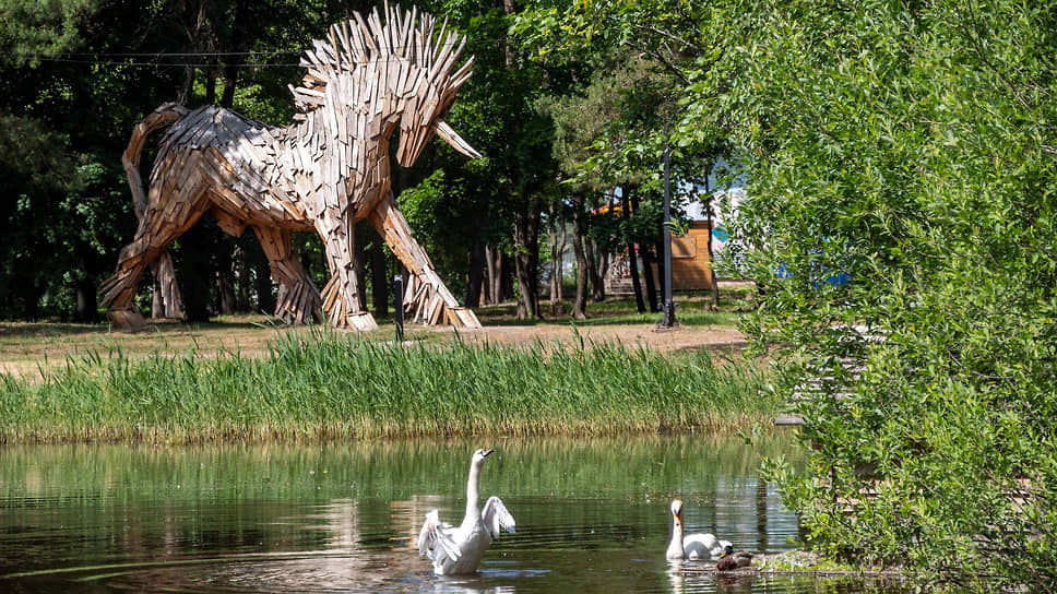 Скульптура единорога в городском парке Выксы