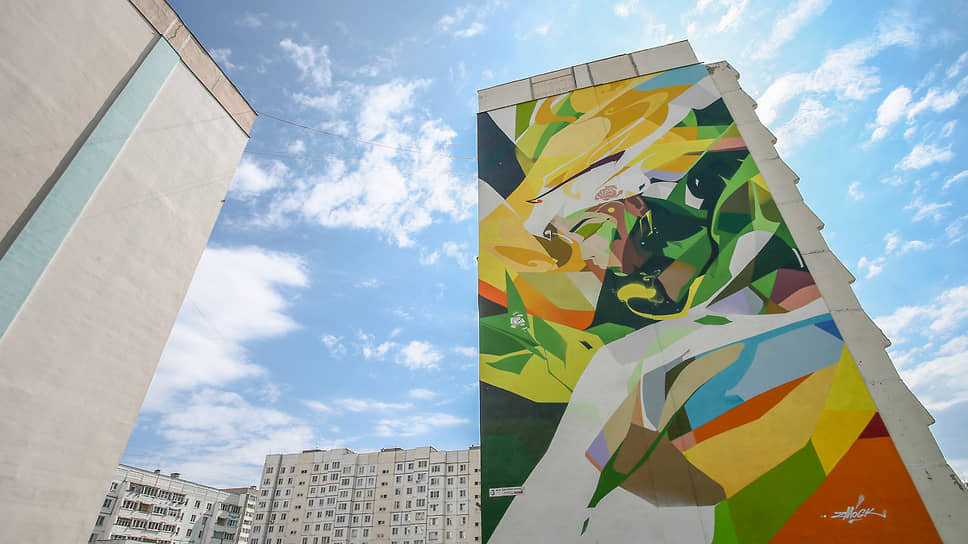 Граффити «Природа» Константина Данилова (ZMOGK) на стене жилого дома в Выксе