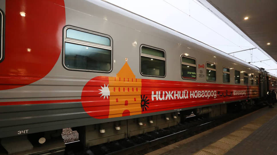 Поезд Нижний Новгород — Волгоград в ливрее проекта «Уроки с путешествием»  