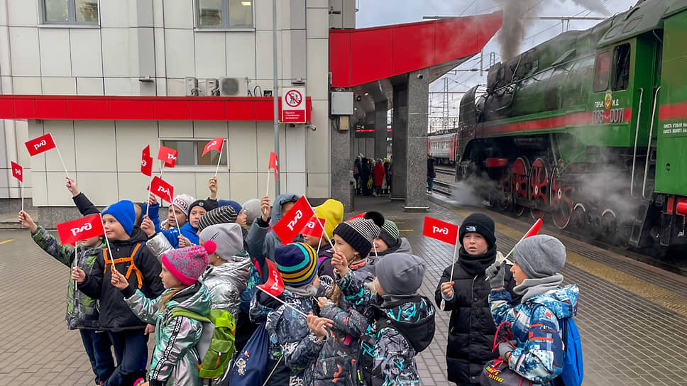 Группа детей готовится отправиться в путешествие на ретропоезде