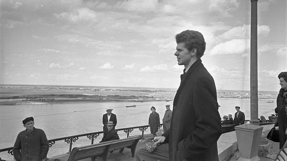 Пианист Ван Клиберн на Верхневолжской набережной, июнь 1962 г. В июне 1962 года в Горьком проходил первый в СССР Всесоюзный фестиваль «Современная музыка». Это была очень смелая для того времени инициатива виолончелиста Мстислава Ростроповича и главного дирижера симфонического оркестра Горьковской государственной филармонии Израиля Гусмана. В дни фестиваля композитор Дмитрий Шостакович в первый и последний раз выступил в качестве дирижера. Еще одним почетным гостем «Современной музыки» стал американский пианист Ван Клиберн — звезда того времени, победитель первого Международного конкурса имени П. И. Чайковского, состоявшегося в Москве в 1958 году