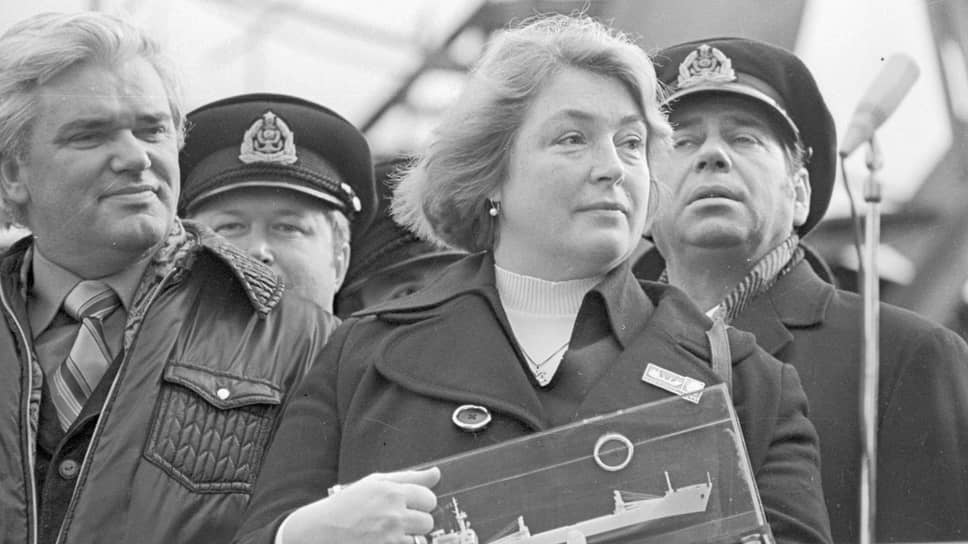 Режиссер Юрий Вышинский и актриса Лидия Федосеева-Шукшина на Навашинском судостроительном заводе во время спуска на воду судна «Василий Шукшин», сентябрь 1977 г. Делегация «Мосфильма» прибыла в Горький, а потом в Навашино на торжественный спуск на воду нового судна, названного в честь писателя, режиссера и актера Василия Шукшина. К тому моменту на советских экранах уже отгремела его «Калина красная» и вышел последний фильм с его участием «Они сражались за Родину». 
