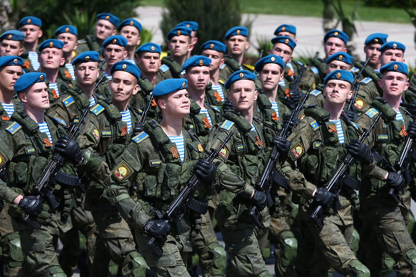 Торжественным маршем прошли военнослужащие Новороссийского гарнизона, участники СВО, парадные расчеты Пограничного управления ФСБ России по Краснодарскому краю, спасатели, казаки, курсанты и юнармейцы