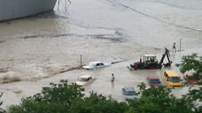 Людей смывало в море