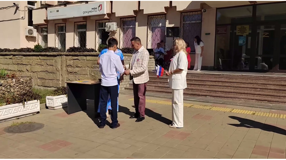 В торжественной обстановке десяти юным новороссийцам вручили самый главный документ в их жизни — паспорт гражданина Российской Федерации