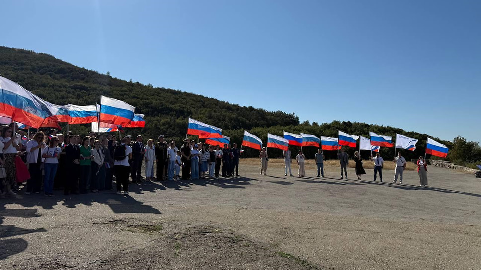 Ребята также получили «Наказ юному гражданину города-героя Новороссийска» с основными принципами и ценностями патриота