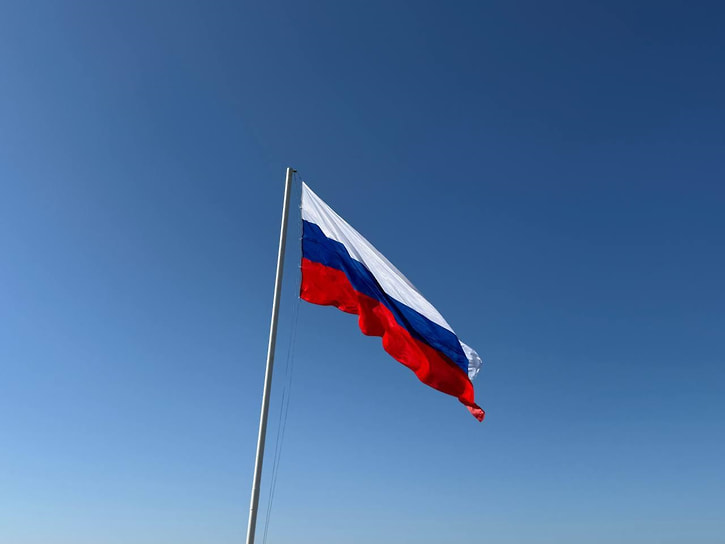 Шестиметровый флаг Российской Федерации возвысился над Новороссийском на Маркотхском хребте