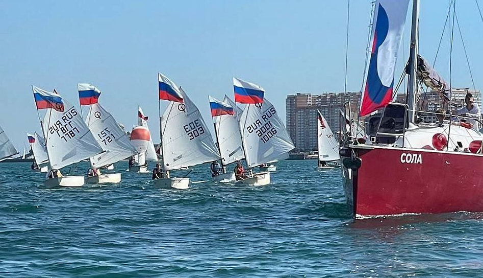 Также состоялась морская регата с поднятыми флагами