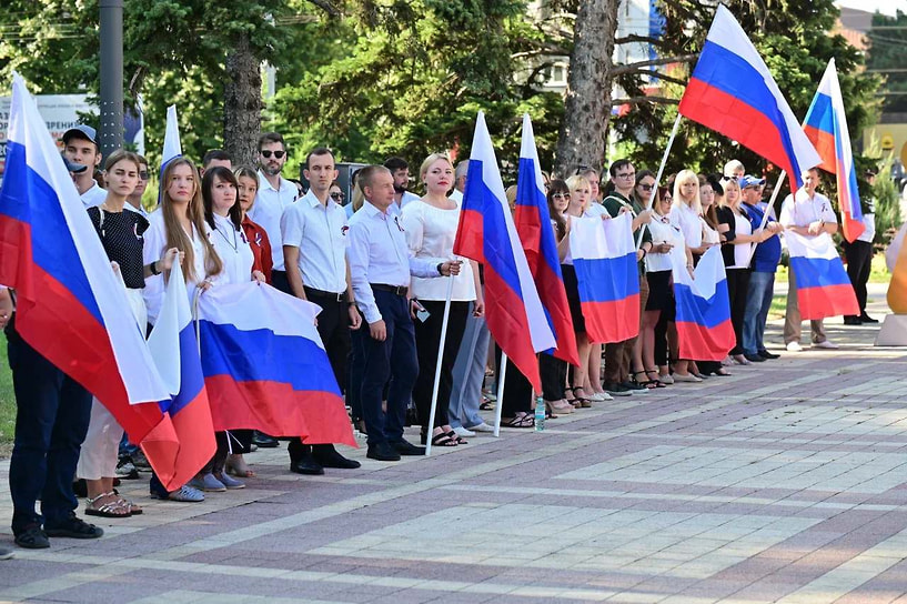 На площади возле администрации прошло торжественное мероприятие, посвященное этому государственному празднику
