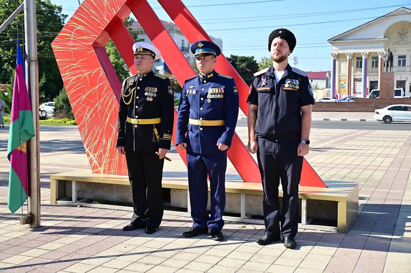 Почетного права поднять флаги Российской Федерации, Краснодарского края и города-героя Новороссийска удостоились участники специальной военной операции