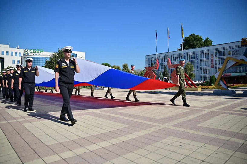 Центральным событием праздника стало разворачивание 50-метрового флага Российской Федерации на площади возле администрации