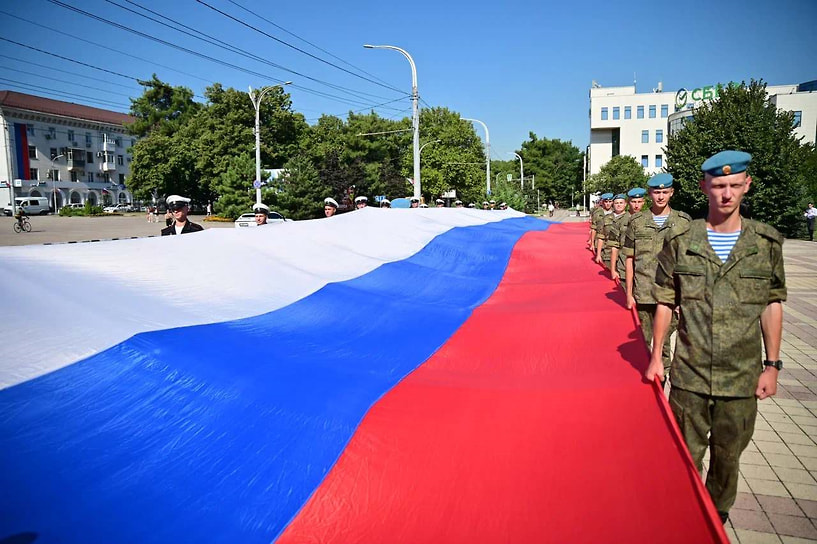 Триколор стал символом величия и силы России в центре города-героя