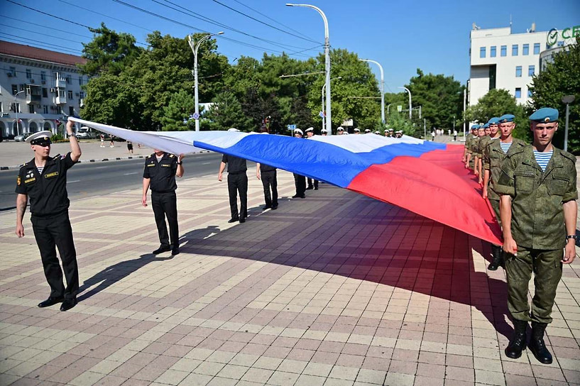 В честь праздника на Андреевском перевале Маркотхского хребта военнослужащие установили вдохновляющий своим масштабом шестиметровый флаг
