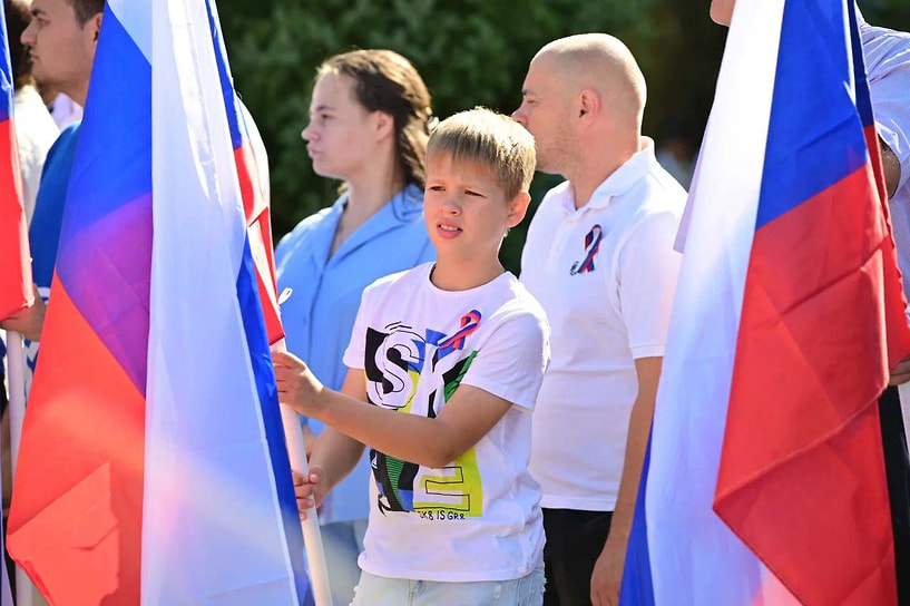 Торжественное поднятие Государственного флага России в этот день прошло во всех районах города-героя