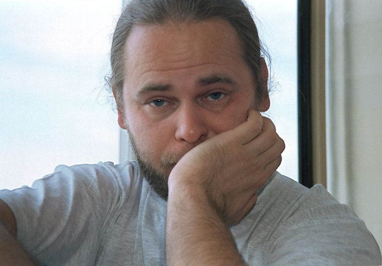 «В 1989 году я поймал свой первый компьютерный вирус и «заболел» этим».&lt;br>
В 1982 году Касперский стал студентом технического факультета Высшей школы КГБ (сегодня — Академия ФСБ), где занимался криптографией и информационной безопасностью. После окончания вуза работал в закрытом НИИ Минобороны, где впервые столкнулся с компьютерным вирусом — Cascade и создал свою первую антивирусную программу