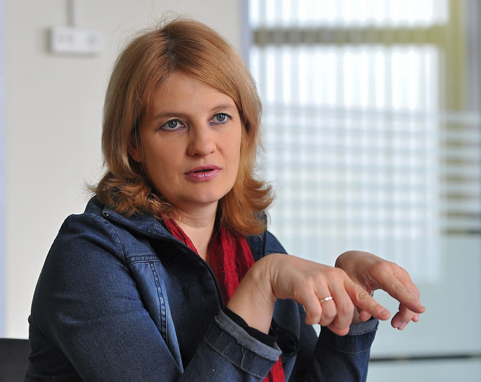 «Цифра» становится не просто дорогой — она становится критически важной с точки зрения безопасности».&lt;br>
Центр КАМИ открыл магазин антивирусных решений, а главой отдела продаж стала супруга Касперского Наталья. Уже в 1997 году выручка достигла 1 млн долларов. Тогда же Касперский вместе с женой и коллегами учредили компанию «Лаборатория Касперского». Название предложила Наталья, став ее первым гендиректором