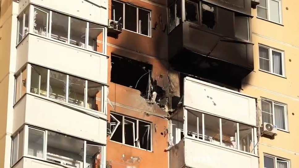 На проспекте Дзержинского беспилотник врезался в квартиру на 12-м этаже жилого дома, что также спровоцировало пожар