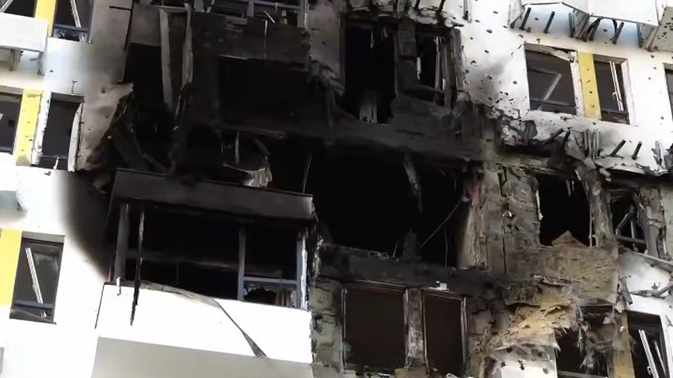 На улице Мурата Ахеджака попадание БПЛА в квартиру стало причиной возгорания. На проспекте Ленина повреждено остекление в шести квартирах.